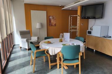 Pequeño office de cocina, equipado con microondas, nevera y todo lo necesario para preparar un café, una infusión o compartir una merienda; espacios fomentan la independencia y el bienestar. 
