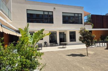 La nueva sala del Centro de Día conecta de forma más cómoda con el jardín exterior. 