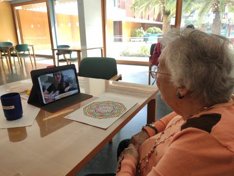 Residente de la Residencia San José haciendo videollamada