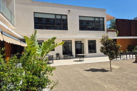 La nueva sala del Centro de Día conecta de forma más cómoda con el jardín exterior. La nueva sala del Centro de Día conecta de forma más cómoda con el jardín exterior.