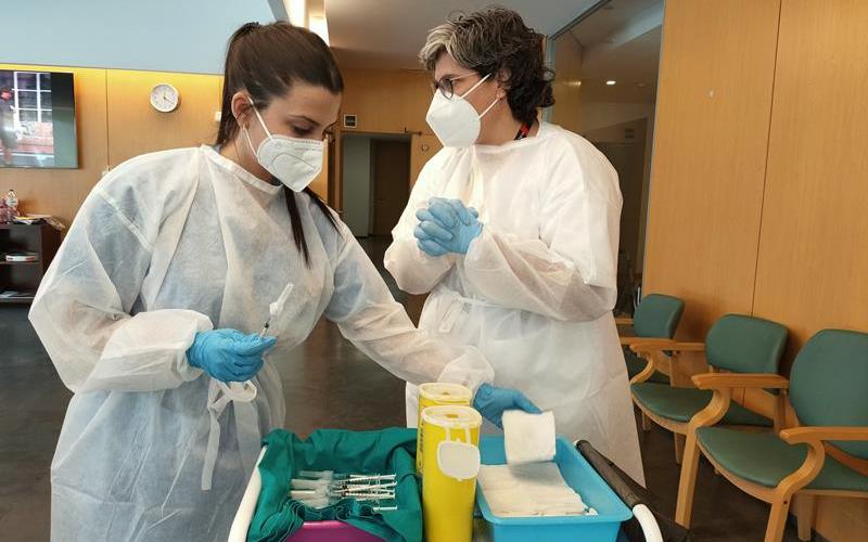 Preparándose para administrar la segunda dosis de la vacuna contra la covid19, en la Residencia San José