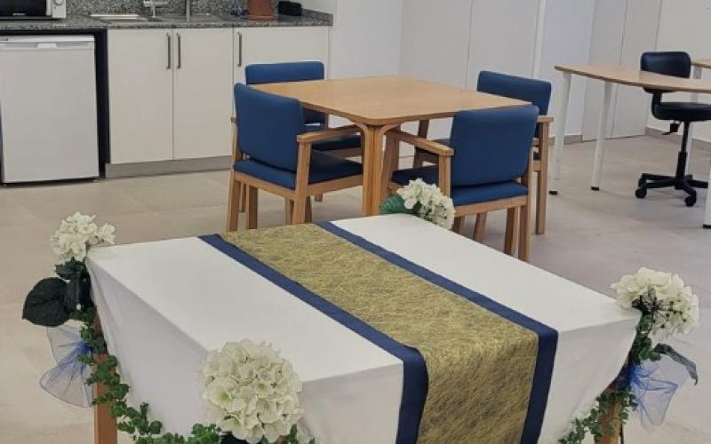 La sala del nuevo Centro de Día, decorada para el confort.