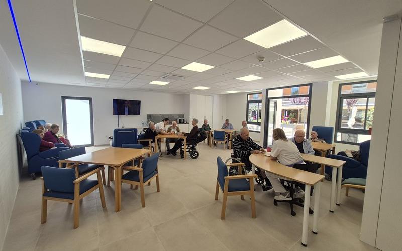 La sala del nuevo Centro de Día, que fomenta la autonomía, las conexiones y el bienestar de las personas. 