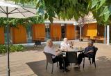 Charlando en el jardín de la Residencia y Centro de día San José, Burjassot