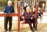 Haciendo ejercicio en el parque de salud de la Residencia y Centro de día San José, Burjassot