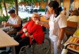 Orchata y fartons para merendar, en el jardín de la Residencia San José en Burjassot