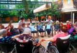 Haciendo piña por el Alzheimer, en el jardín de la Residencia San José