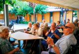 Pasando un ratito al fresco, en el jardín de la Residencia San José