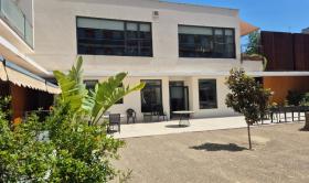 La nueva sala del Centro de Día conecta de forma más cómoda con el jardín exterior. 