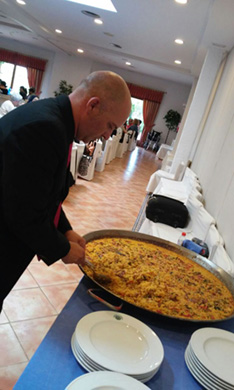 Los residentes de la Residencia San José disfrutan de una paella.
